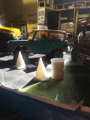 Micro Scale Garage scale stuff cones and oil can