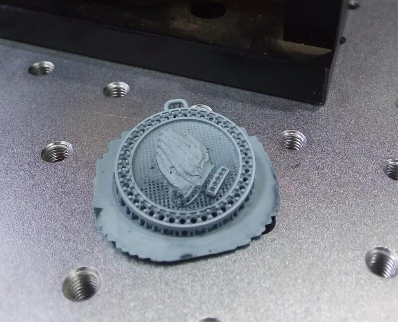 Medal - Hands in prayer