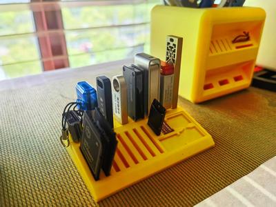 Mini Desktop USB Flash Drive Holder