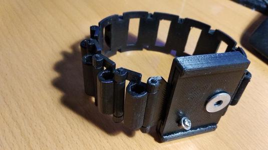 Bracelet with magnetic pad