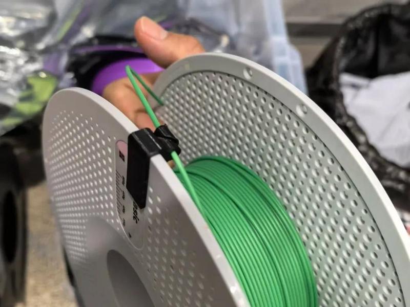 Never-dropping spool wire clip (for Bambu Lab filament spools)