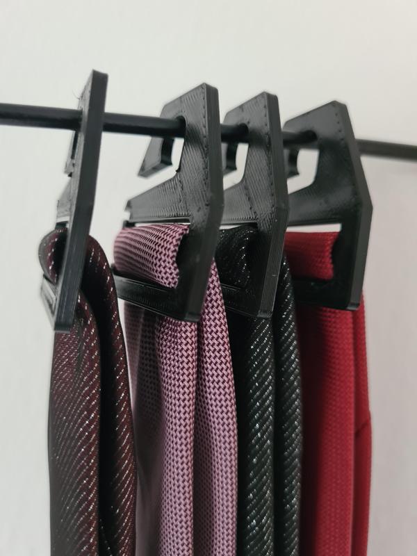 Tie hanger