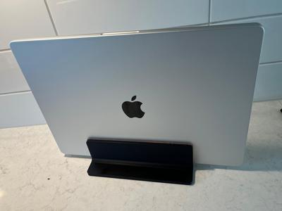 Macbook Pro 16" (M3) Vertical Stand
