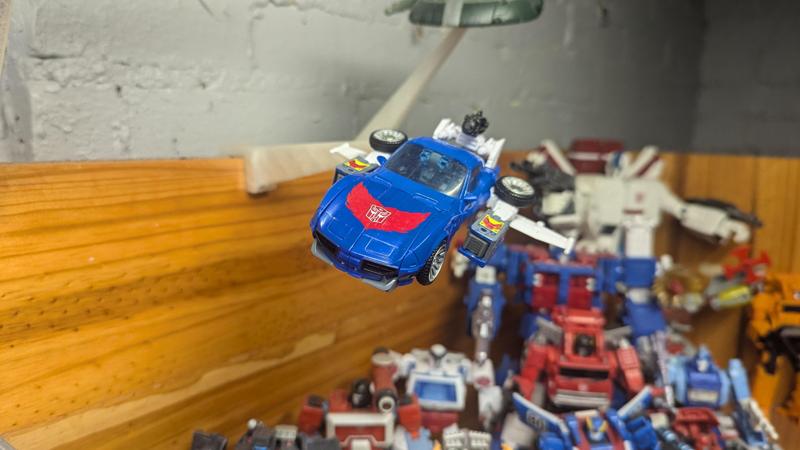 Transformers WFC Earthrise Tracks stand