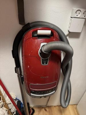Vacuum cleaner wall mount (Miele and others)