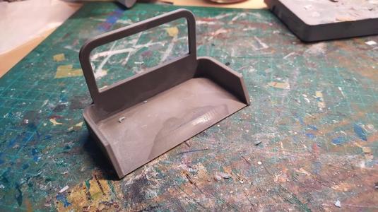 Dust pan for cleaning model railways