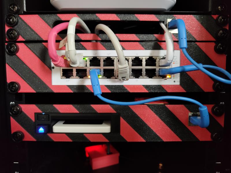 10 inch rack Raspberry Pi with flexiDOCK MB521SP-B and keystone