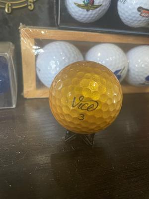 Golf ball stand