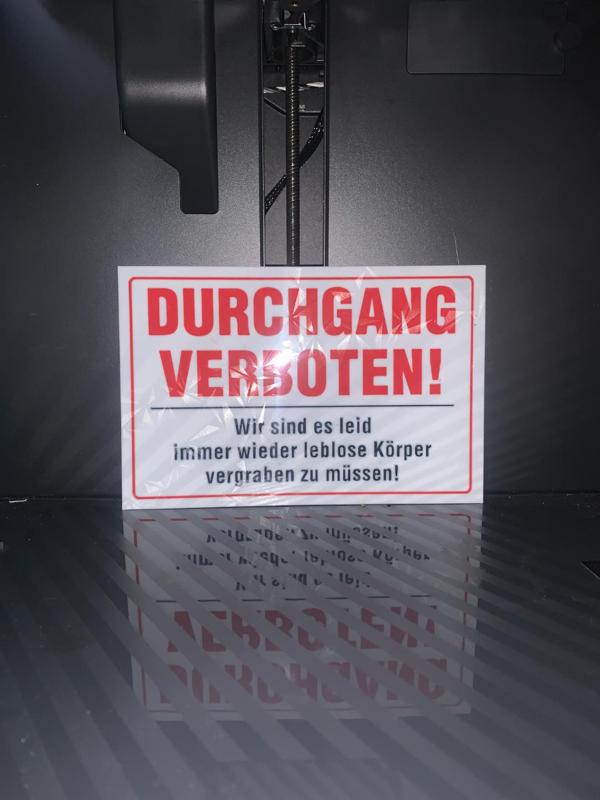 Lustiges Schild: Durchgang verboten