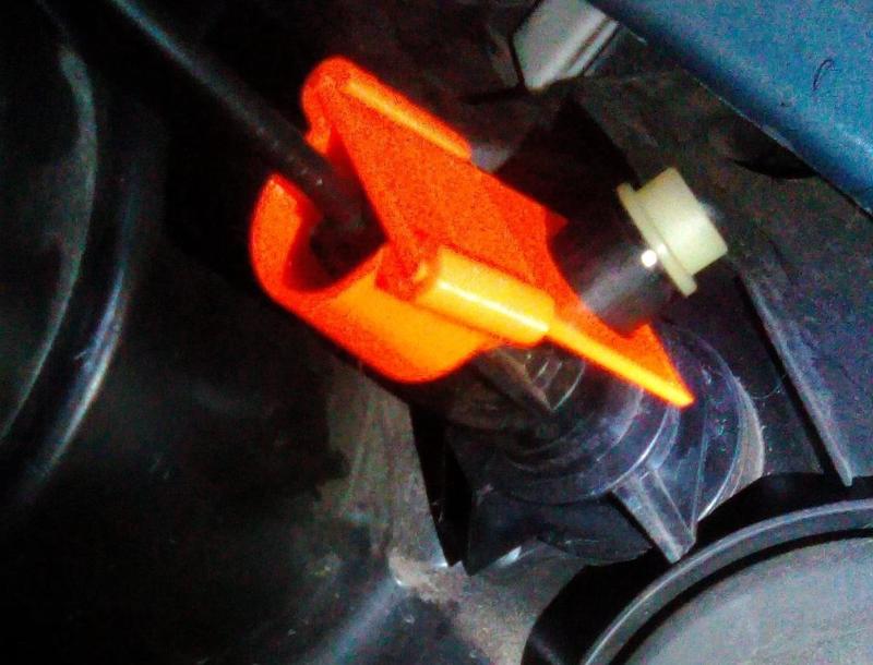 Dacia Duster - protection against accidental ejection of the headlamp height adjustment bowden