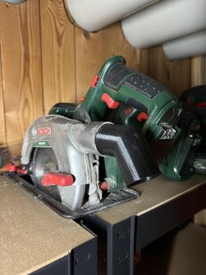 Circular saw dust exhaust