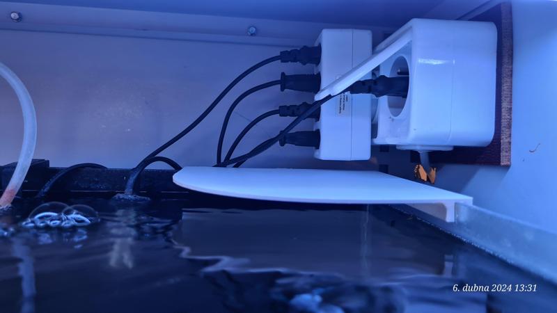 Aquarium corner cover