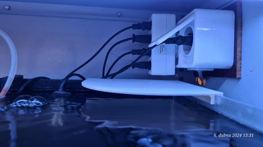 Aquarium corner cover