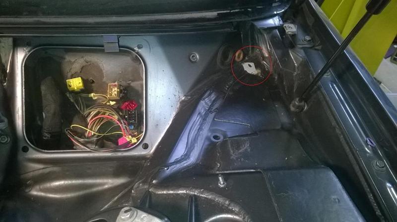 Audi A8 / S8 D2 grommet for 'Botang's Hole'