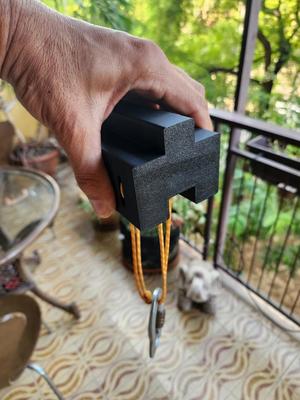 Pinch grip trainer (climbing)