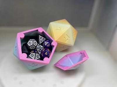 Dice-shaped with magnetic lid for small items