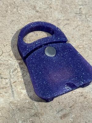 Can opener with magnet