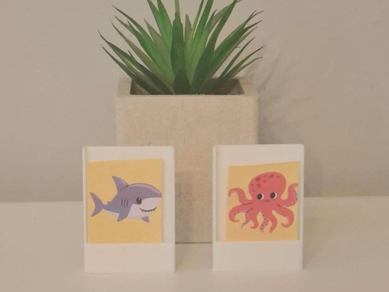 Flexible "Guess Who?" / card holder / holder