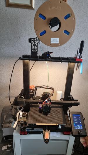Rotating filament runout sensor bracket