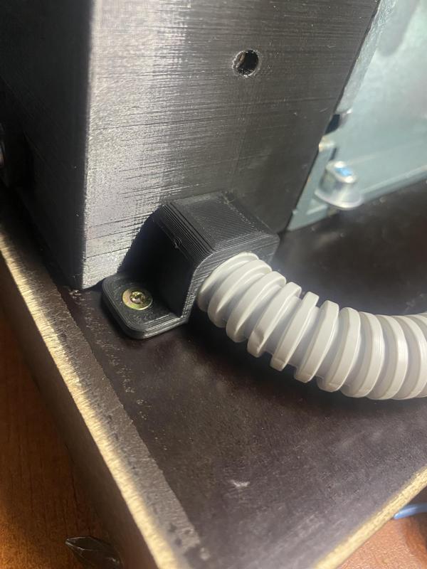 Příchytka/držák chráničky kabelů ⌀16mm