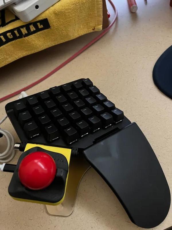 Ploopy Nano mount for ZSA Moonlander keyboard