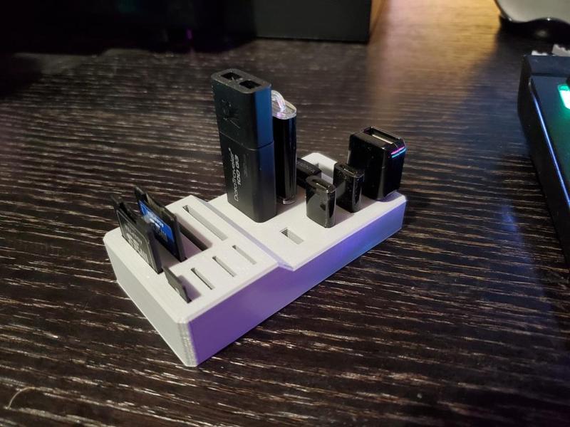 USB A / USB C and SD / MicroSD holder
