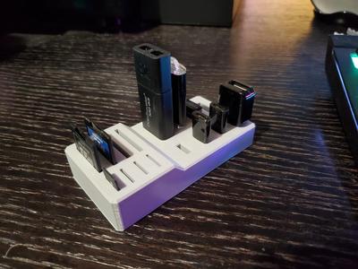USB A / USB C and SD / MicroSD holder