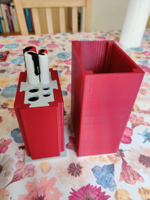 Parametric box with lid for Posca markers