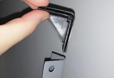 Leg support for a steel table