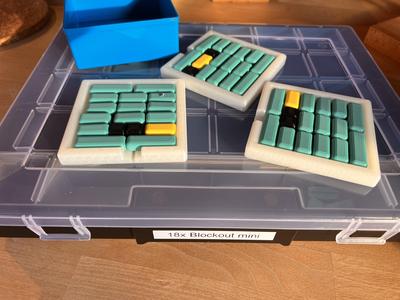 047 Vorsicht: Spielende Zahlen! Block out Mini