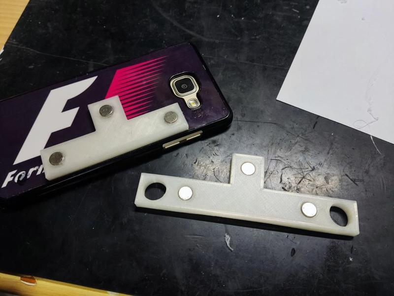 Simucube 2 Pro - Magnetic mobile holder