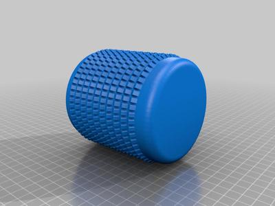 Round pen cup with three-sided prisms