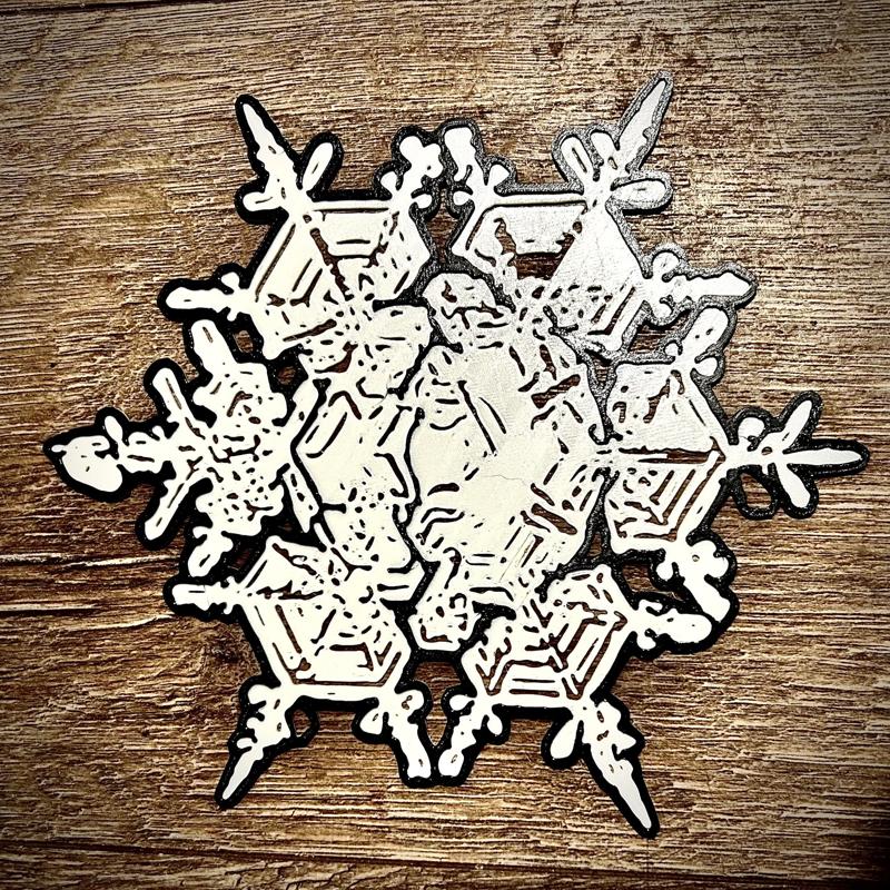 Dual Coloured natural looking patterned snowflake