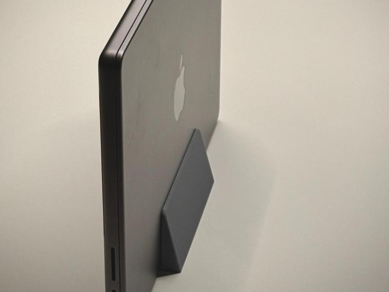 MacBook Pro 14 / 16 Vertical Stand