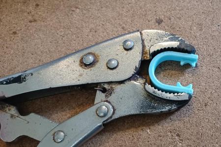 Shimano-compatible chain quick-link separator tool