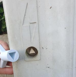 Triangular key for EDF electric box