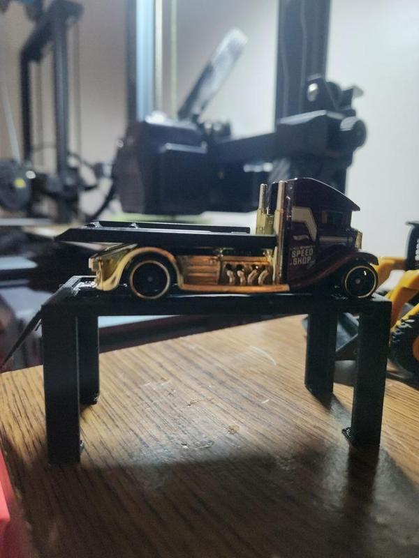 Hot Wheels 4 Post Lift No Glue support needed