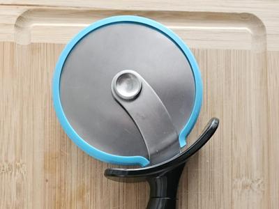 Minimalist Pizza Wheel Cutter Safety Guard
