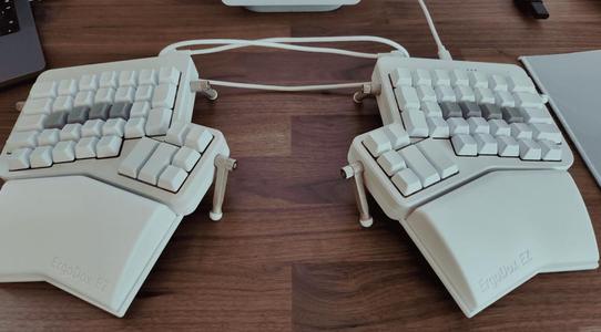 Ergodox EZ bottom case with Wing support