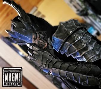 Servant's Armor - Gauntlets & Shoulder Pads