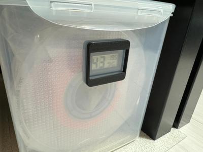 Magnetic hygrometer holder