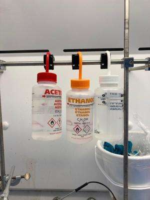 Mount for solvent wash bottles