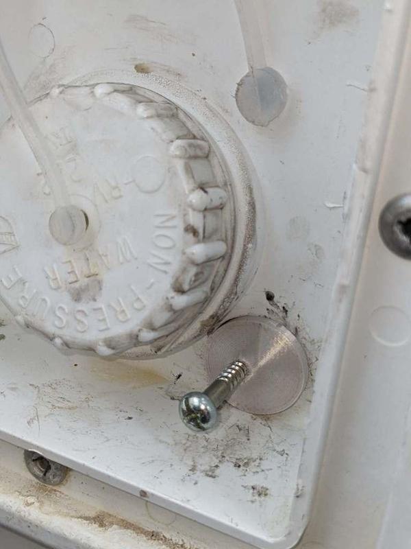 RV water tank fill vent plug