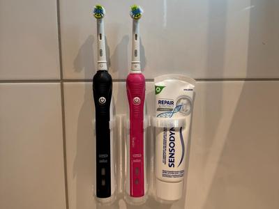 Oral-B toothbrush + toothpaste wall mount