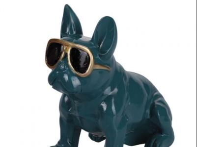 Bulldog sculpture with sunglasses
