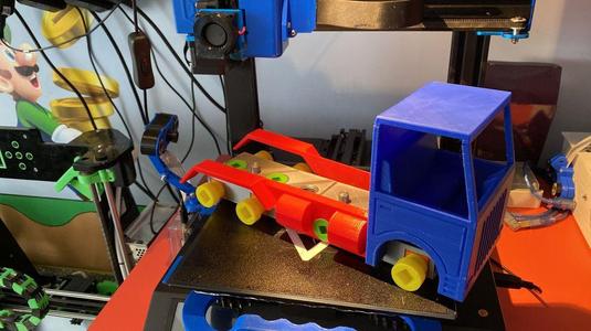 Splitted mainframe for modular truck