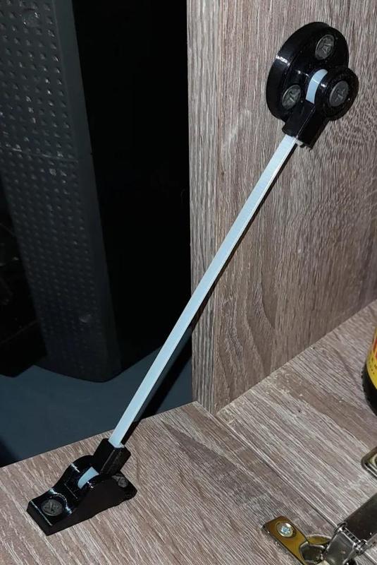 omezovač otvírání dveří   