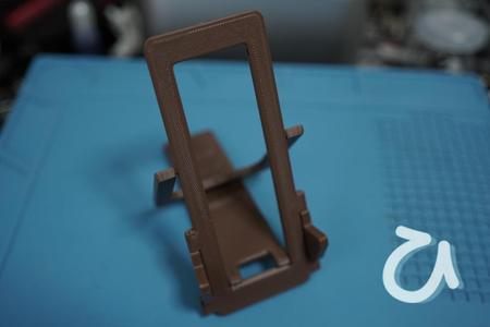 Smartphone stand that can be folded flat