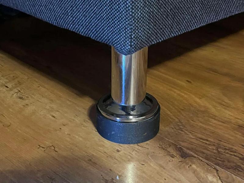 Podložka pod nohy rozkládacího gauče / Pad under the sofa bed legs   