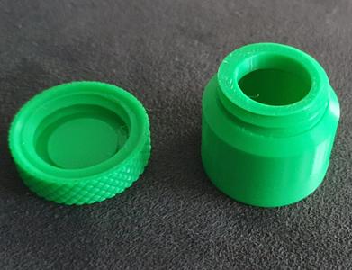 Kleine Dose mit etwa 10ml Fassungsvermögen